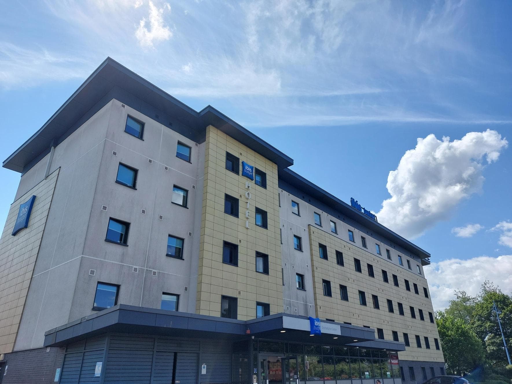 Ibis budget hotel southampton frontage in the summer